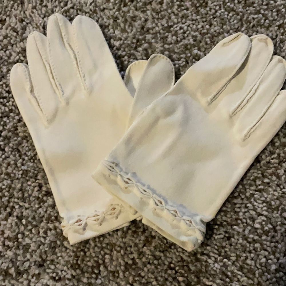 Beautiful white vintage gloves.
